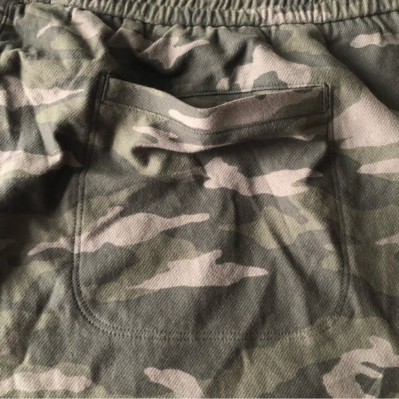 Athleta NWT Women’s FARALLON Green Camo Active Shorts Size 22 - Picture 9 of 13